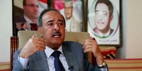 بارك للحوثيين اسقاط العاصمة في 2014.. مليشيا الحوثي تعتدي بالضرب والبصق على قيادي ووزير سابق