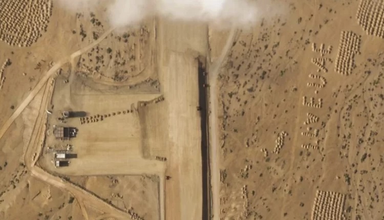 وكالة تكشف بالصور عن استحداث الإمارات مهبط طائرات بطول 3 كيلو في جزيرة عبد الكوري