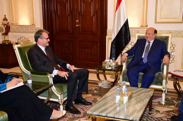 الرئيس هادي يستقبل السفير الفرنسي لدى اليمن