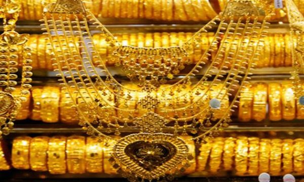 الذهب ينخفض بفعل جني الأرباح وارتفاع الدولار