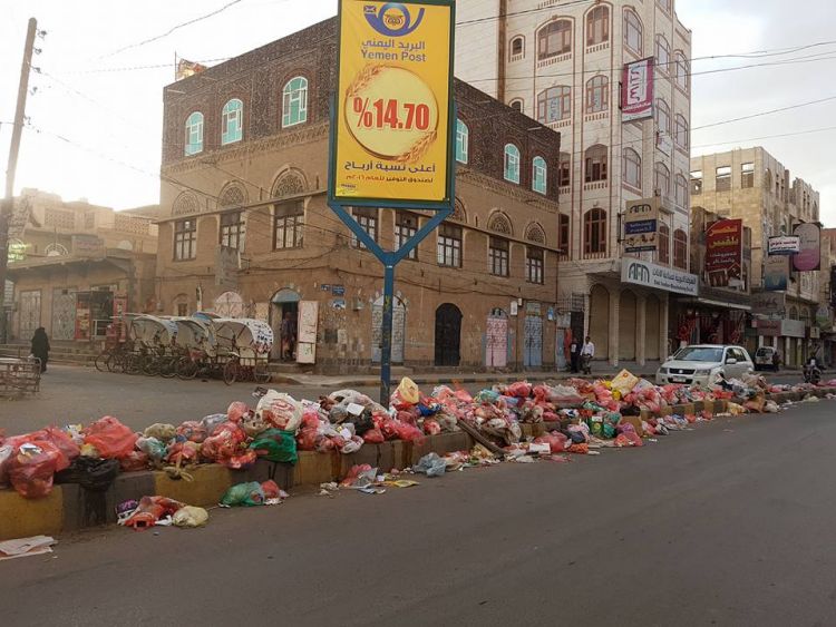 صنعاء تغرق في أكوام النفايات بعد توقيف الحوثيين رواتب عمال النظافة