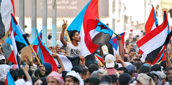 مغردون : دعاة الانفصال في عدن يسقطون في المشروع الحوثي والفخ الايراني