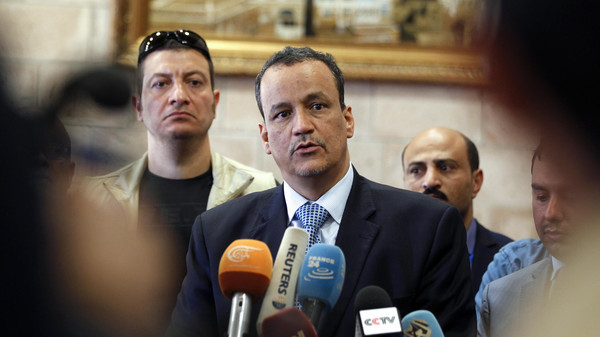 The United Nations Special Envoy to Yemen Ismail Ould Cheikh Ahmed speaks to the press upon his arrival at Sanaa international airport on May 22, 2017. / AFP PHOTO / MOHAMMED HUWAIS