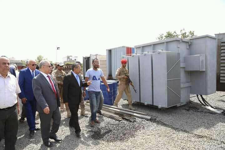 بعد ساعات من وصولها إلى ميناء الحاويات ” رئيس الوزراء يوجه بسرعة نقل وتركيب المولدات الكهربائية