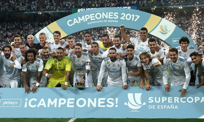 Soccer Football - Real Madrid vs Barcelona - Spanish Super Cup Second Leg - Madrid, Spain - August 17, 2017 Real Madrid players celebrate with trophy after winning the Spanish Super Cup REUTERS/Juan Medina