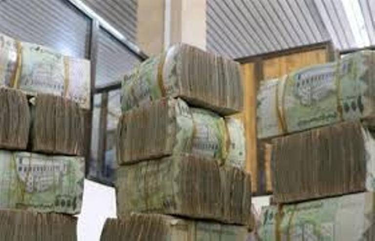 وزارة الداخلية اليمنية تبدأ صرف مرتبات شهر أبريل لمنتسبيها عبر البنوك