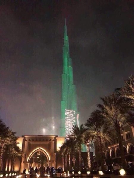 شاهد برج خليفة يتزين بعلم السعودية بعد تأهلها للمونديال