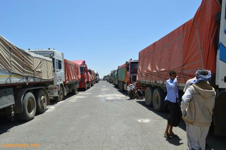 سائقو شاحنات نقل البضائع بين تعز ولحج ينفذون اضرابا للتنديد بتزايد نقاط جباية الضرائب