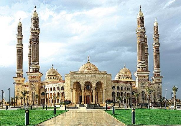 بالصورة.. الحوثيون ينتهكون مسجد الصالح بصنعاء ويرفعون شعار جماعتهم فوق المآذن