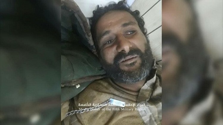 قوات الجيش الوطني تعثر على جريح حوثي في صحراء ميدي ظل ينزف يومين