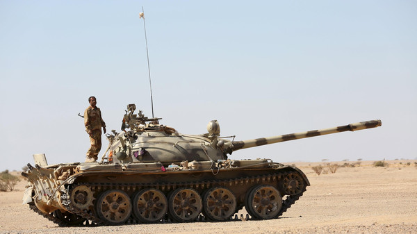 A soldier loyal to Yemen's government stands atop a tank at an army position during fighting against Houthi rebels in an area between Yemen's northern provoices of al-Jawf and Marib December 5, 2015. REUTERS/Ali Owidha