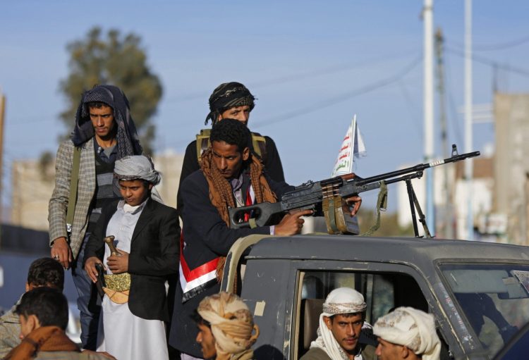 مليشيا الحوثي تقوم بنهب سيارات وحاويات من ساحة ميناء الحديدة