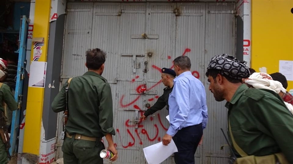 السلطات المحلية في مأرب تغلق 26 محلاً للصرافة وتحيل ملاكها للمحاكمة
