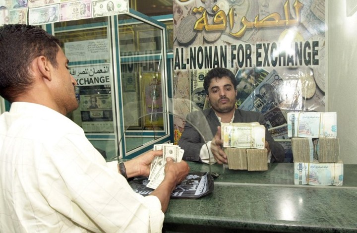 وزير في الحكومة يتهم جهات يمنية في التسبب بإنهيار العملة