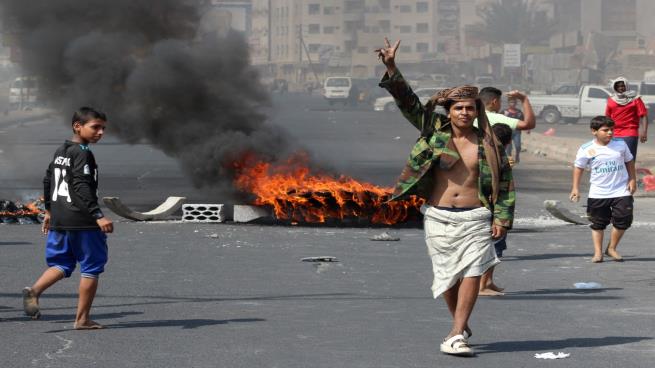 في محاولة لتوظيف الوضع الاقتصادي.. الإمارات تدفع ب”أدواتها” لانقلاب جديد في عدن