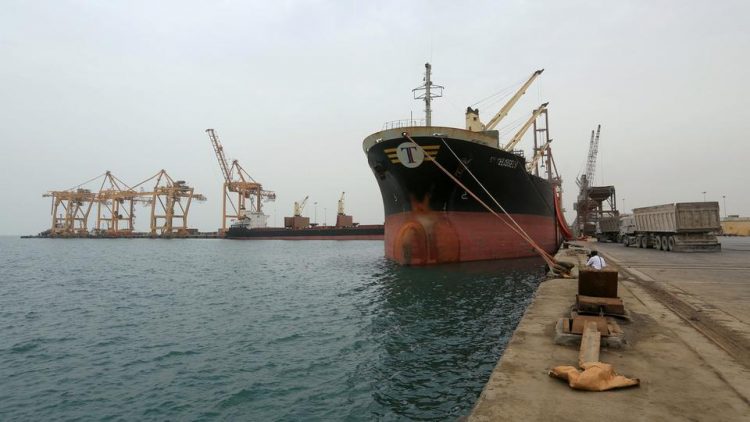 Houthi rebels loot equipment and documents of the Hodeidah port