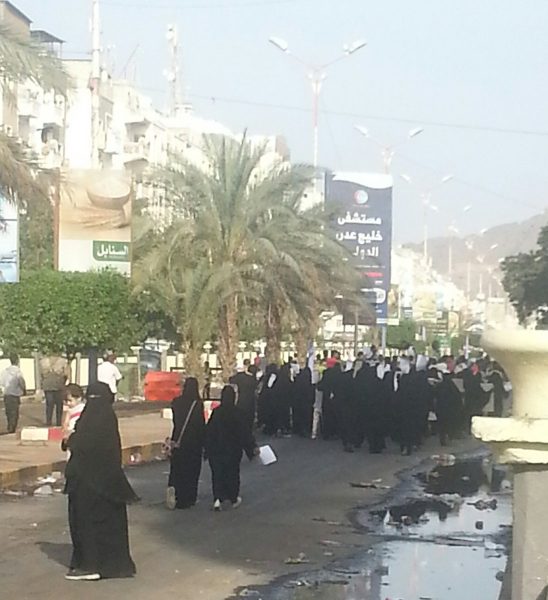 عاجل.. بمشاركة نسائية حاشدة.. خروج مظاهرة غاضبة في شوارع عدن “صور”