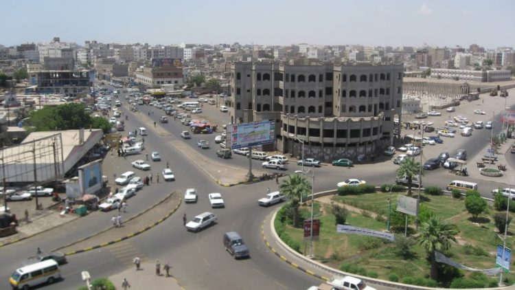 عدن.. شكاوي من أهالي حي عبدالعزيز بالشيخ عثمان ضد قيادي في الحزام الأمني