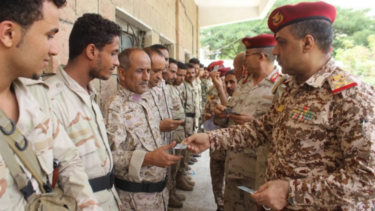 محور تعز يبدأ توزيع البطائق الإلكترونية على منتسبي الجيش الوطني