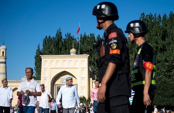 صحيفة بريطانية: الصين تحتجز مليون مسلم في معسكرات جماعية.. الصمت على اضطهاد مسلمي الإيغور تواطؤ