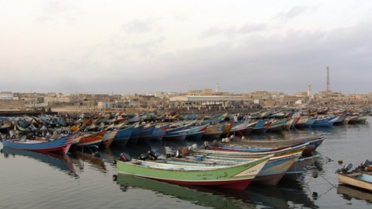 هام.. قوات خفر السواحل بمدينة الشحر تمنع مسؤولاً حكومياً وأسرته من مغادرة الميناء