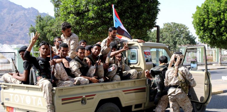 بعد محاولة تهريب حاويات بالقوة من ميناء عدن.. مصادر تكشف تورط قيادات عسكرية انتقالية بتهريب السلاح للحوثيين