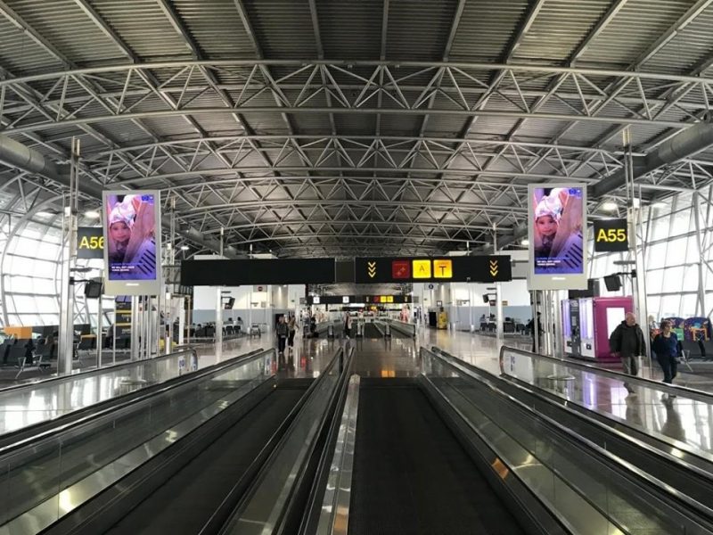 شاهد.. مطار بروكسل وشوارعها تعج بصور اليمنيين