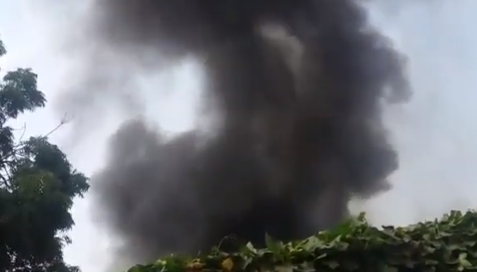 الحديدة.. شاهد انفجار مخزن اسلحة تابع لمليشيات الحوثي في حي سكني بمديرية حيس (فيديو)