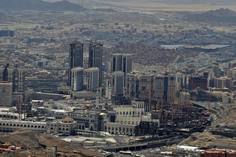 السعودية تقرر حظر تجول كامل في مدن مكة المكرمة والمدينة المنورة على مدى 24 ساعة يومياً