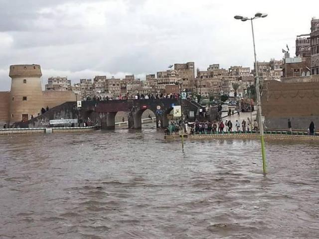 إنهيار منزل في صنعاء جراء السيول وإصابة 3 أطفال في الإنهيار