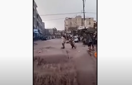 فيديو.. شاب يمني ينقذ طفل وأمه بشجاعة من سيول صنعاء