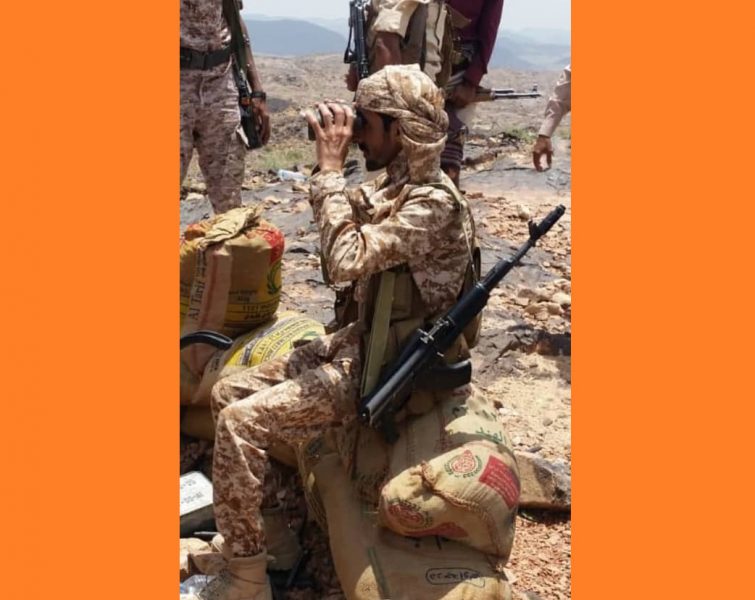 قائد اللواء 153 يزور يتفقد قوات الجيش الوطني في الحطوط الامامية بجبهة فضحة بمحافظة البيضاء