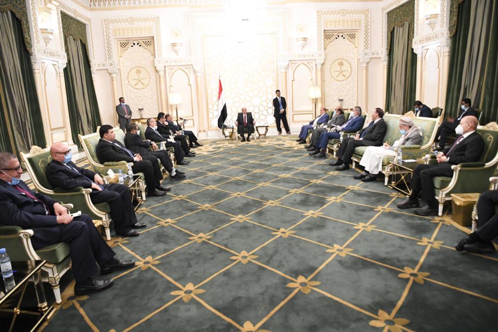مصدر رئاسي: معين عبدالملك يتلقى توبيخ لاذع من البركاني ومستشاروا الرئيس هادي