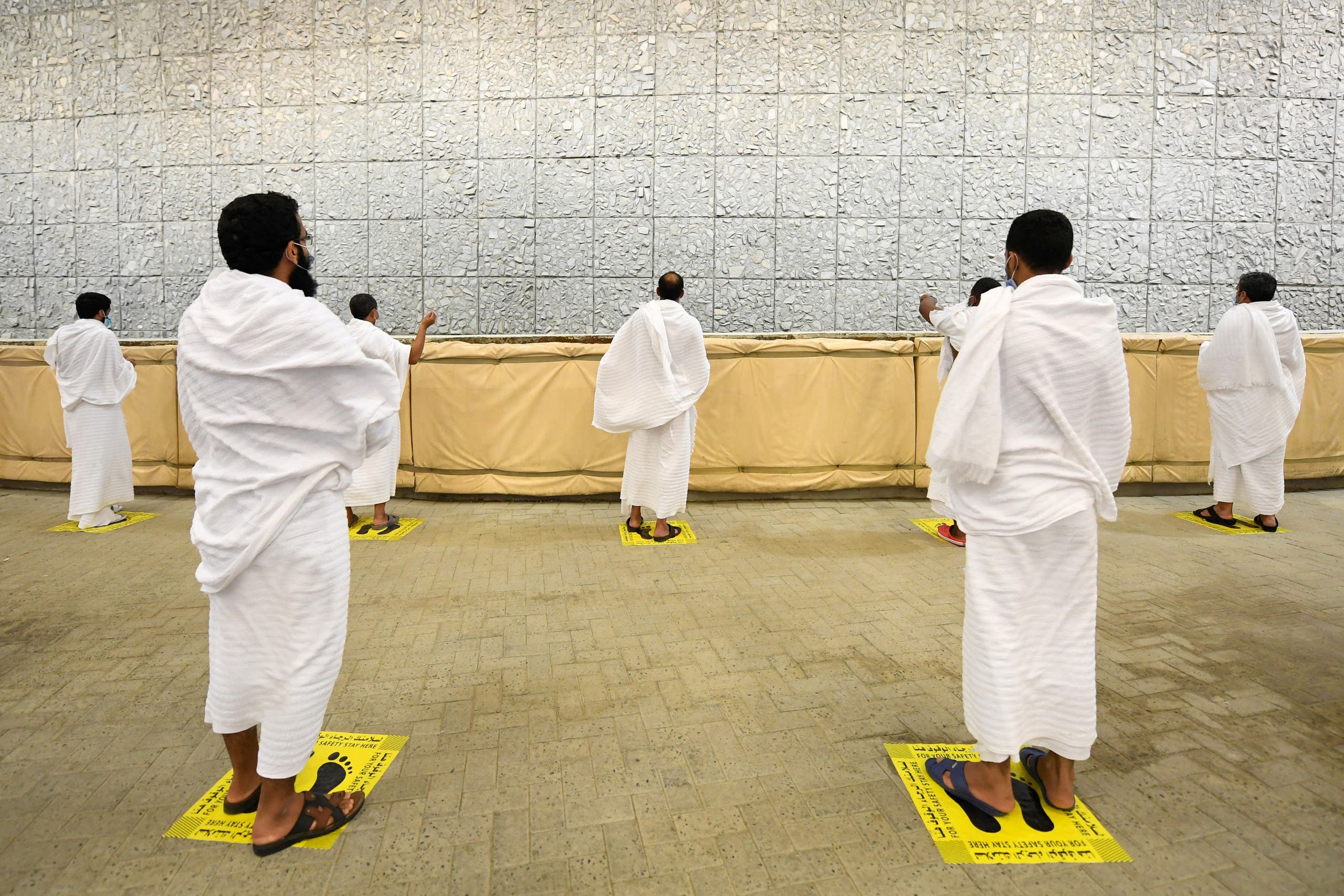 حجاج بيت الله يتوجهون إلى مشعر منى لرمي جمرة العقبة الكبرى ب