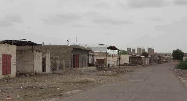 الحوثيون يحتجزون عشرات المدنيين بينهم “مسنين” لاستخدامهم دروعا بشرية في منطقة الدريهمي بالحديدة