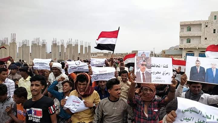 شاهد فيديو لجانب من مظاهرة سقطرى اليوم وهتافات المواطنين تأييداً لليمن الاتحادي والشرعية ورفضاً لمليشيات الامارات