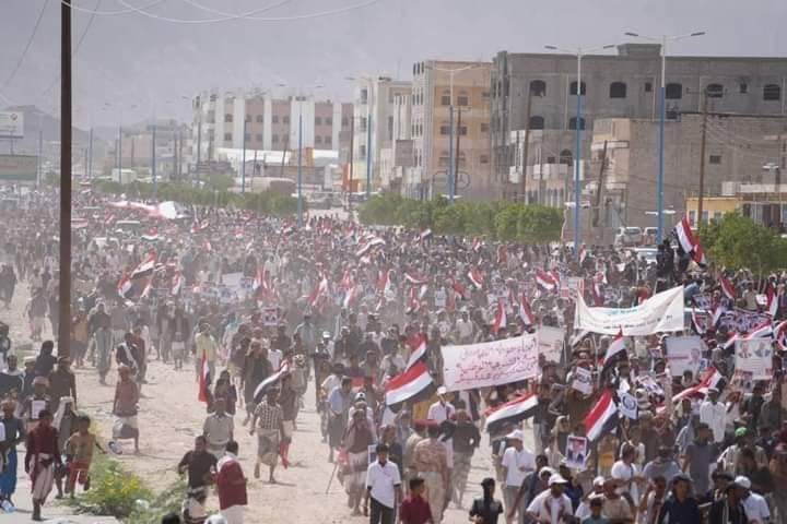 الائتلاف الوطني يفاجئ الجميع مجدداً من شبوة.. تظاهرة مليونية تهتف للجمهورية اليمنية والرئيس هادي