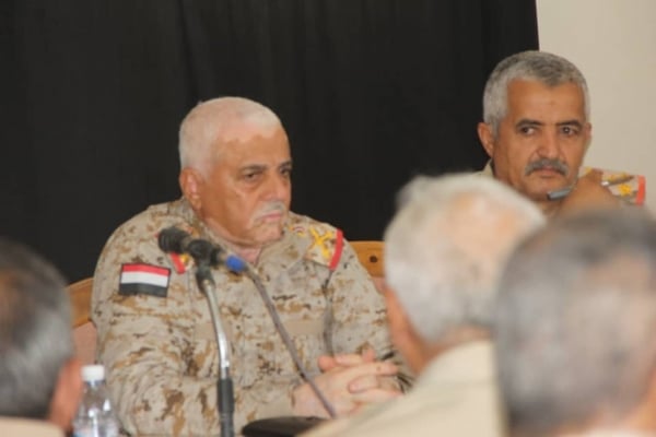 في أول تصريح له بعد عودتة من الرياض.. قائد المنطقة العسكرية الأولى:  لن نسمح بأي تشكيلات مسلحة خارج إطار وزارتي الداخلية والدفاع