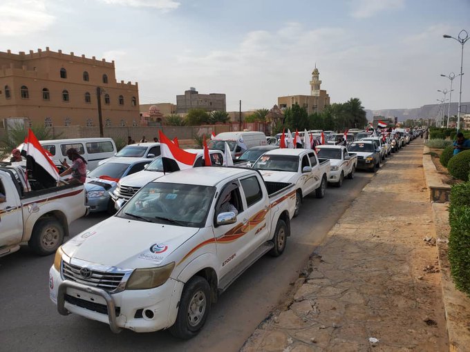 شاهد بالصور.. وفد كبير لقبيلة آل كثير يحملون اعلام اليمن ويتجهون إلى ساحة الفعالية المليونية للائتلاف الوطني الجنوبي