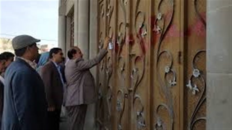 تحت مبرر عدم إشهار قائمة الأسعار.. مليشيا الحوثي تقتحم وتغلق 27 منشأة تجارية في ذمار