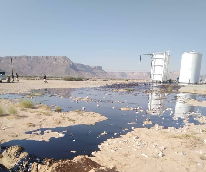 لجنة حكومية تلزم شركة كالفالي النفطية بتقديم ايضاح حول طرق معالجة تسرب نفط من أحد خزاناتها