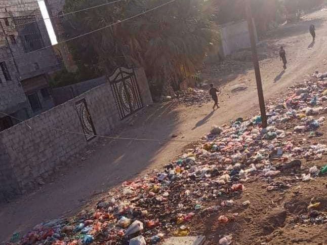 عدن: شكاوي من مواطنين بتكدس اكوام القمامة أمام منازلهم