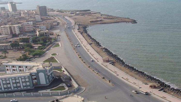 غارات جوية على الحديدة ومواجهات بحرية بين القوات الأمريكية والحوثيين