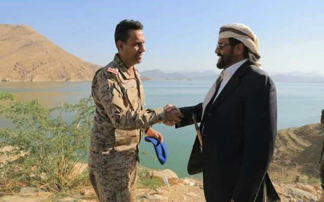 خلال زيارته مأرب.. متحدث التحالف يفند أكاذيب مليشيا الحوثي باحتلال سد مأرب