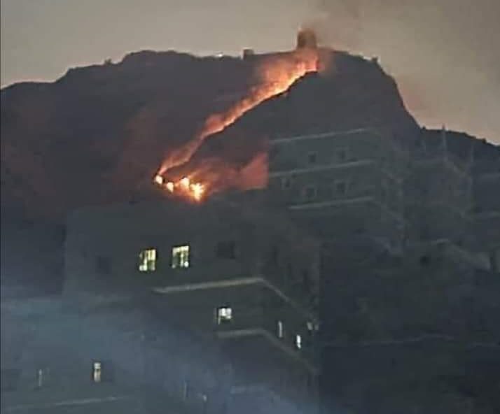 بالصور.. اندلاع حريق ضخم في مديرية يافع .. ومصدر يكشف سبب الحريق