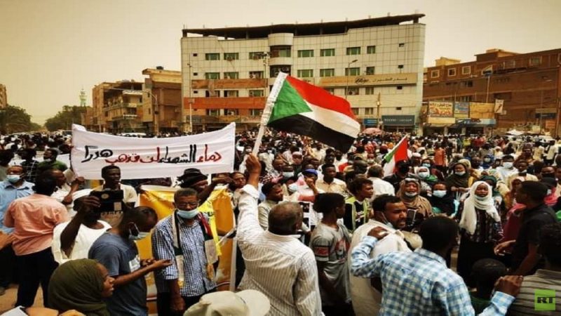 في مسيرات ذكرى “فض اعتصام القيادة”.. متظاهرون يحرقون العلم الإسرائيلي في الخرطوم