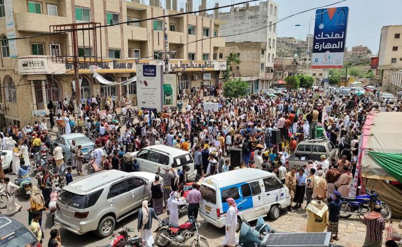 إستمرار الحراك الشعبي في تعز المطالب بإنهاء الفساد وإقالة الفاسدين