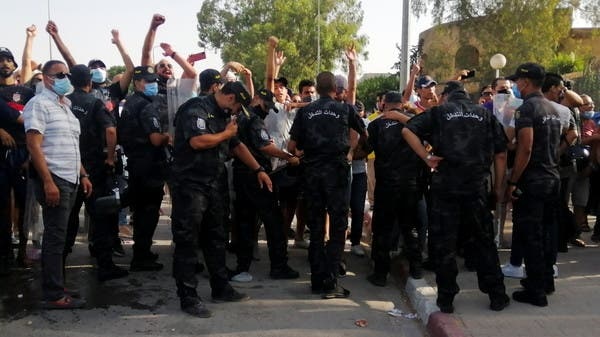 تونس.. قوات الجيش تغلق مبنى البرلمان وتطوق مقر الحكومة