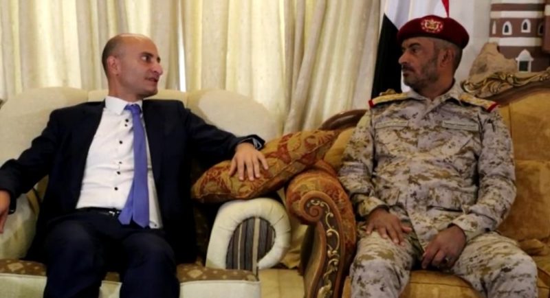 رئيس الأركان يلتقي السفير والملحق العسكري الفرنسي لدى اليمن