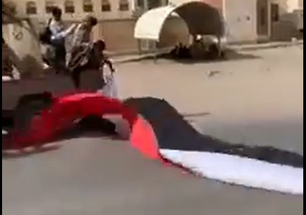 مليشيات الانتقالي تدهس العلم اليمني وتطلق النار عليه.. وناشطون يعلقون (هذا ما أرادته الإمارات منذ البداية)